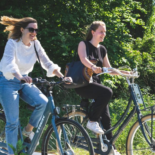 Vrouwen fietsen