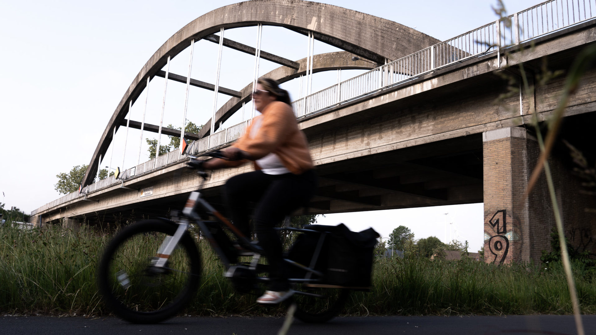 Ambassadrice d'o2o Josefien en route vers le travail avec son vélo cargo de leasing.