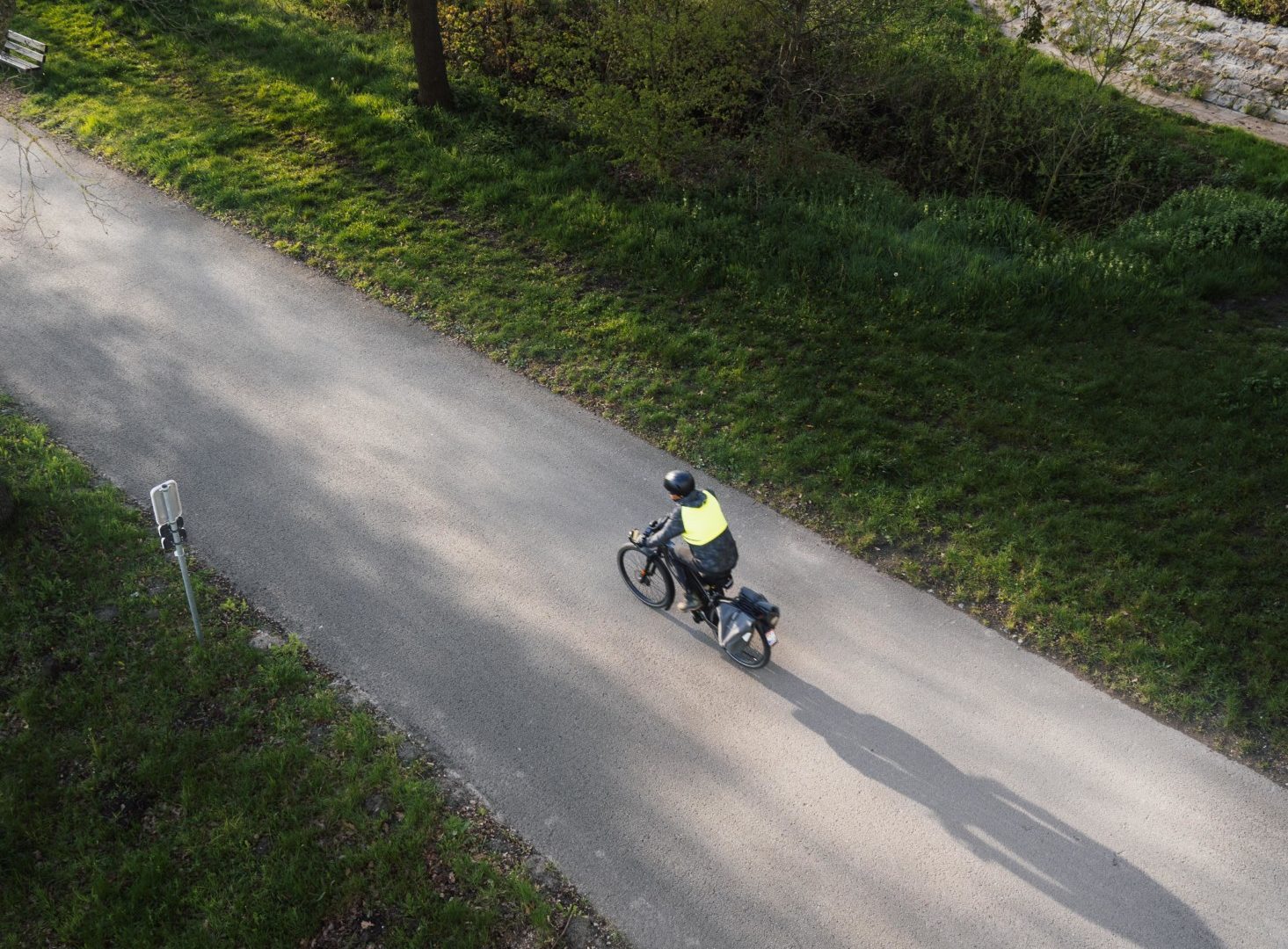 o2o fietser met speed pedelec op weg naar het werk.