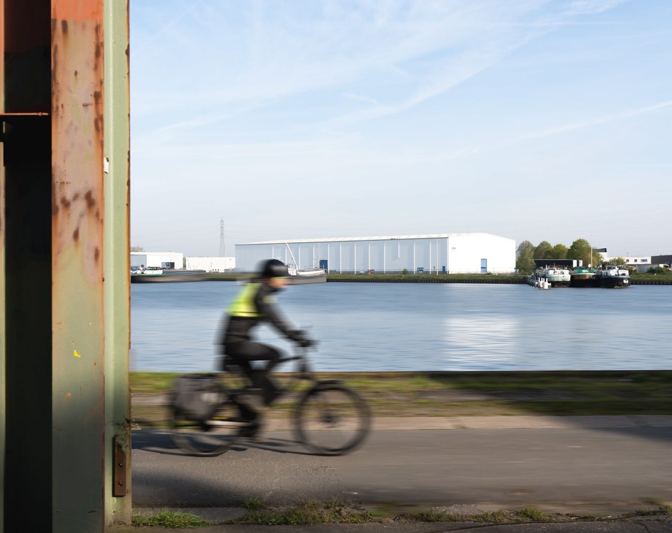 Cycliste d'o2o qui se rend au travail avec son speed pedelec.