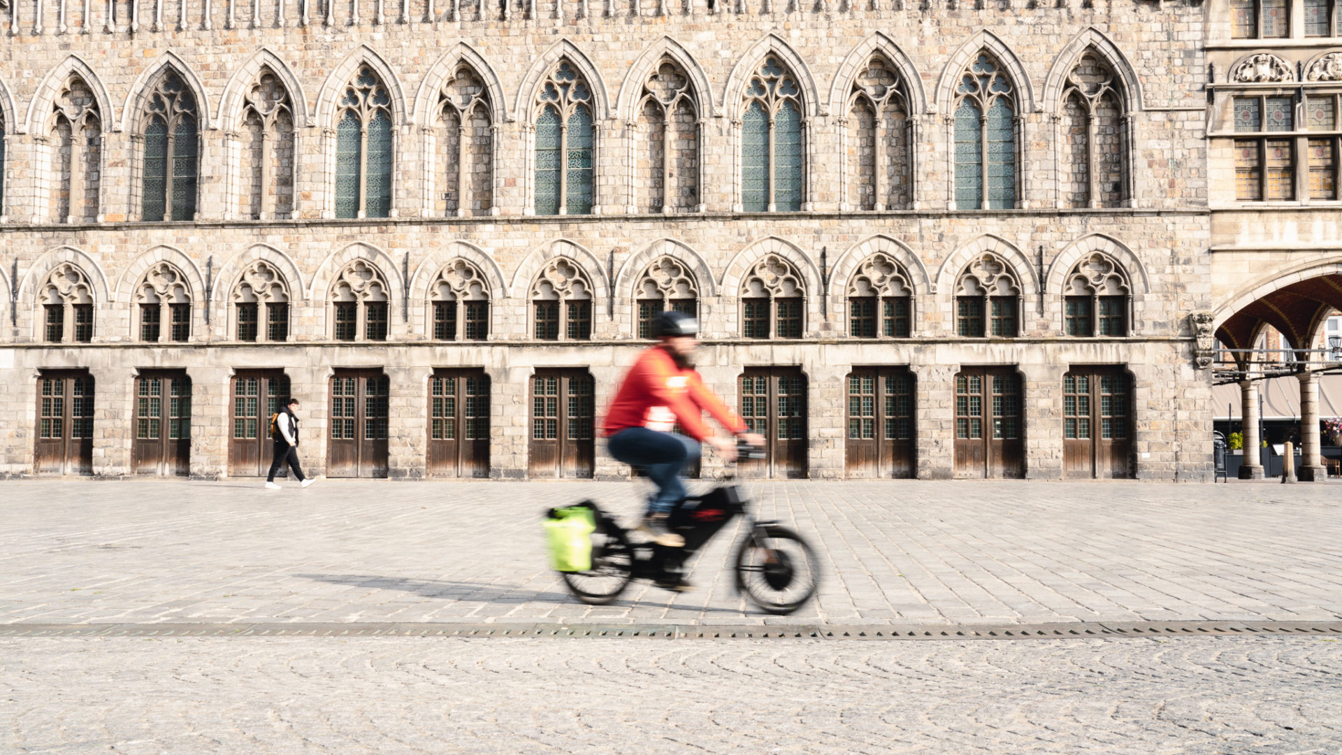 o2o ambassadeur Wesley op de speed pedelec naar het werk.