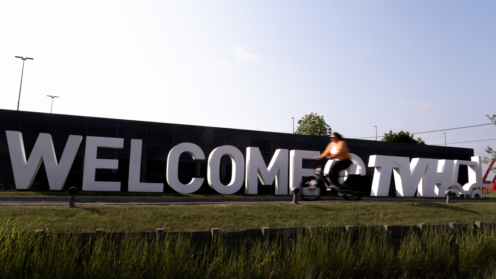 Ambassadeur Josefien komt toe op het werk met haar leasefiets.