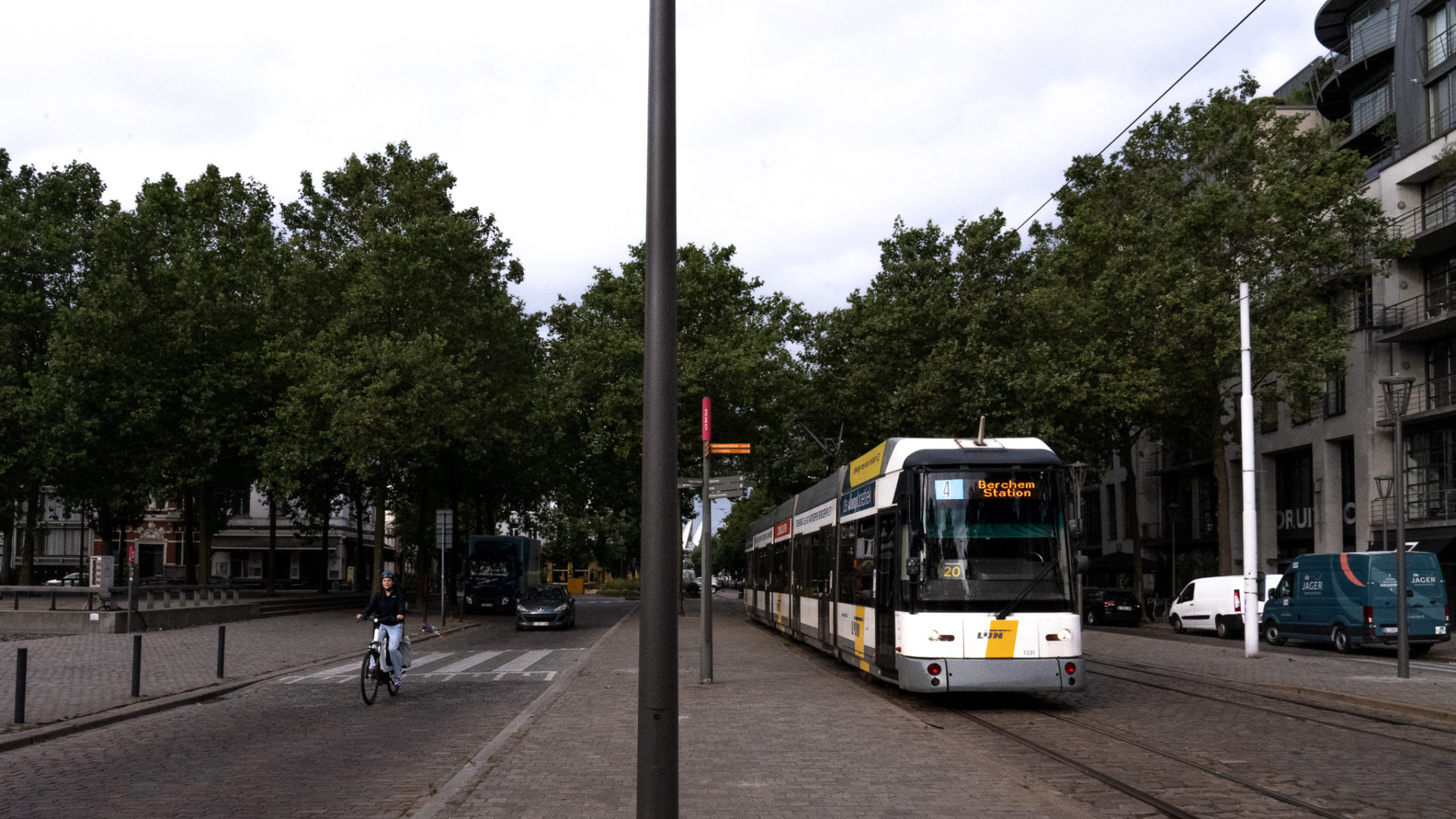 o2o ambassadeur Helena tussen het verkeer met de leasefiets.