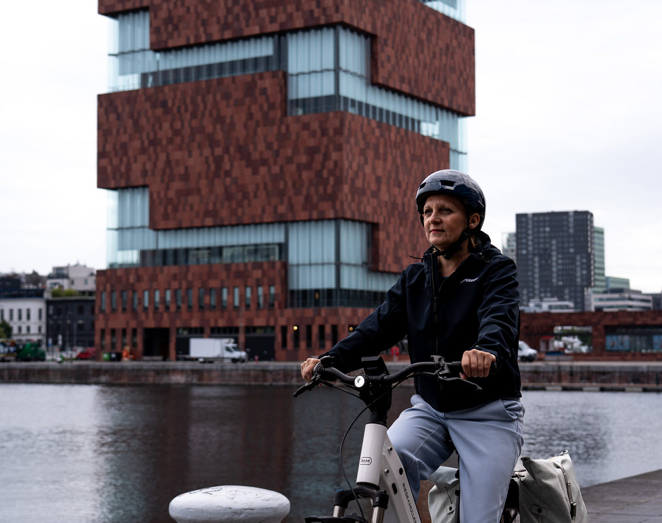 o2o ambassadeur Helena op de leasefiets onderweg naar het werk.